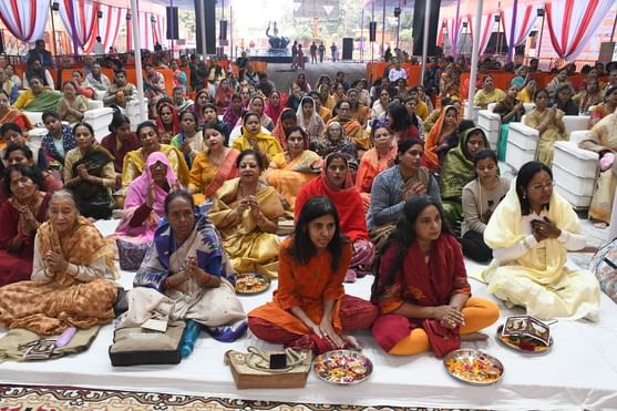  बीरबल साहनी मार्ग स्थित श्रीखाटू श्याम मंदिर में श्रीमद्भागवत कथा सुनते श्रद्धालु। -अमर उजाला