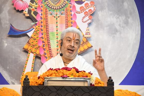  बीरबल साहनी मार्ग स्थित श्रीखाटू श्याम मंदिर में श्रीमद्भागवत कथा सुनते श्रद्धालु। -अमर उजाला