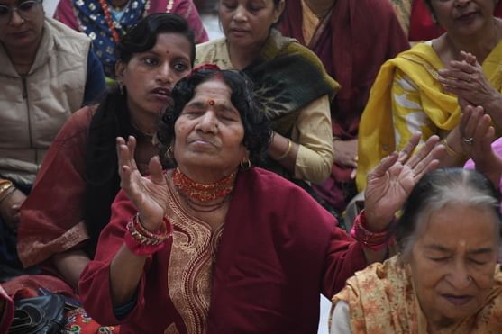  बीरबल साहनी मार्ग स्थित श्रीखाटू श्याम मंदिर में श्रीमद्भागवत कथा सुनते श्रद्धालु। -अमर उजाला