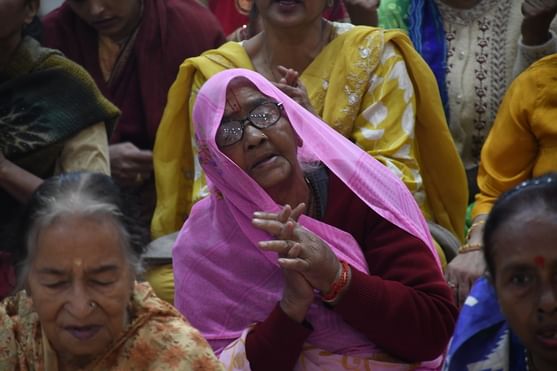  बीरबल साहनी मार्ग स्थित श्रीखाटू श्याम मंदिर में श्रीमद्भागवत कथा सुनते श्रद्धालु। -अमर उजाला