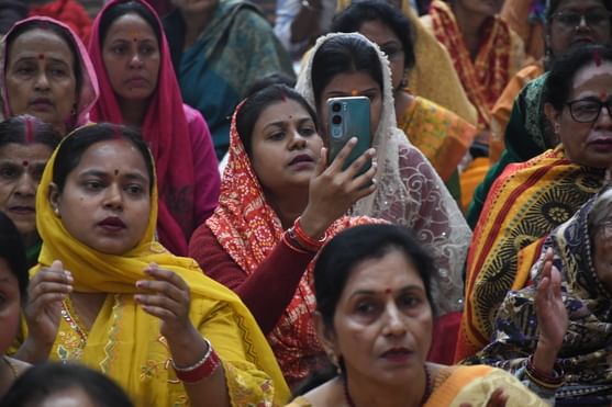  बीरबल साहनी मार्ग स्थित श्रीखाटू श्याम मंदिर में श्रीमद्भागवत कथा सुनते श्रद्धालु। -अमर उजाला