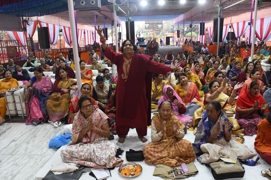  बीरबल साहनी मार्ग स्थित श्रीखाटू श्याम मंदिर में श्रीमद्भागवत कथा सुनते श्रद्धालु। -अमर उजाला