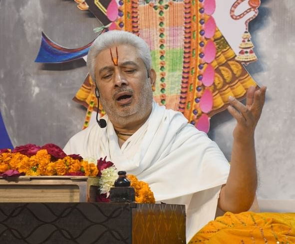  बीरबल साहनी मार्ग स्थित श्रीखाटू श्याम मंदिर में श्रीमद्भागवत कथा सुनते श्रद्धालु। -अमर उजाला