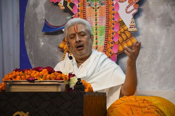  बीरबल साहनी मार्ग स्थित श्रीखाटू श्याम मंदिर में श्रीमद्भागवत कथा सुनते श्रद्धालु। -अमर उजाला