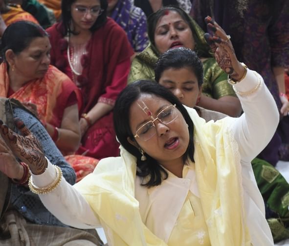  बीरबल साहनी मार्ग स्थित श्रीखाटू श्याम मंदिर में श्रीमद्भागवत कथा सुनते श्रद्धालु। -अमर उजाला