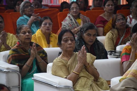  बीरबल साहनी मार्ग स्थित श्रीखाटू श्याम मंदिर में श्रीमद्भागवत कथा सुनते श्रद्धालु। -अमर उजाला