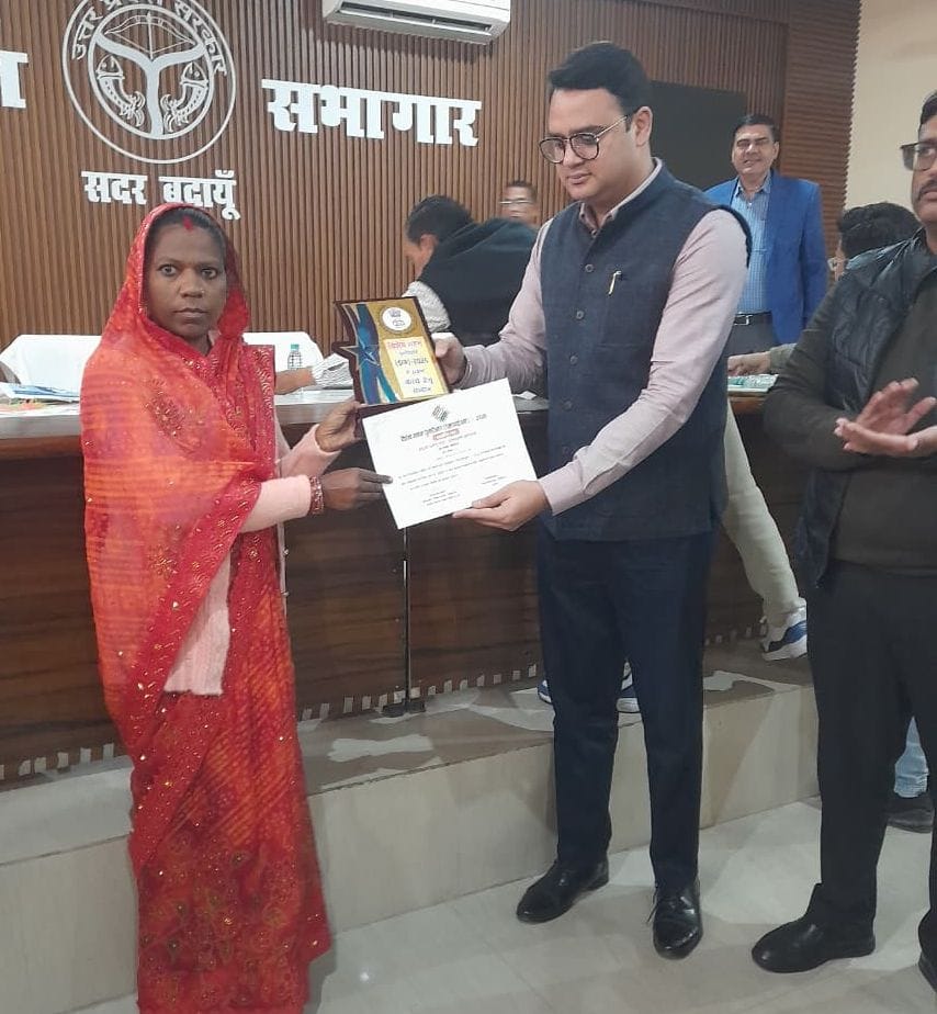 एसआईआर का काम पूरा करने वाले बीएलओ को सम्मानित करते एसडीएम प्रेमपाल सिंह। संवाद