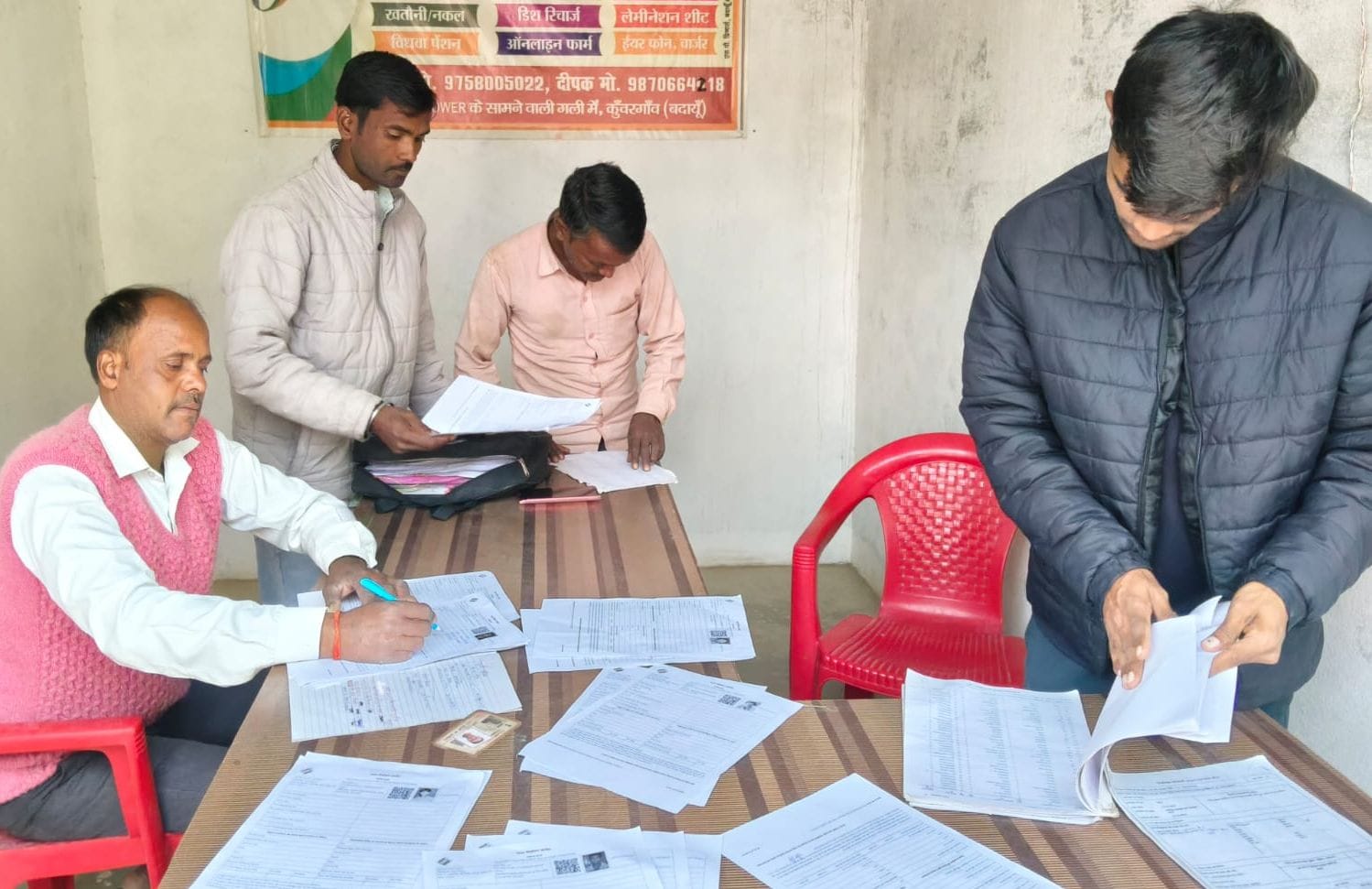 एसआईआर के संबंध में आवास विकास में लोगों से जानकारी लेते सिटी मजिस्ट्रेट सुरेश पाल। स्रोत प्रशा