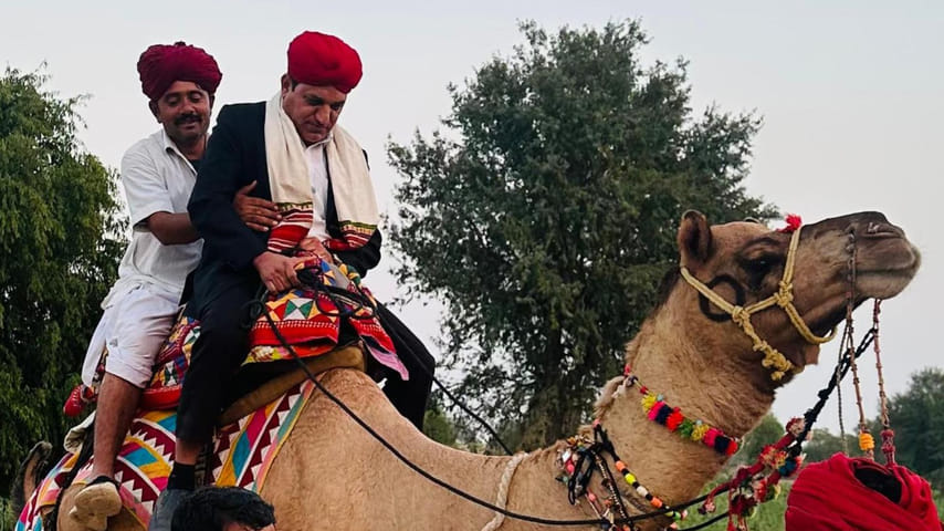 एसडीएम और बीएलओ ऊंट पर बैठकर कर रहे एसआईआर का कार्य एसडीएम और बीएलओ ऊंट पर बैठकर कर रहे एसआईआर का कार्य