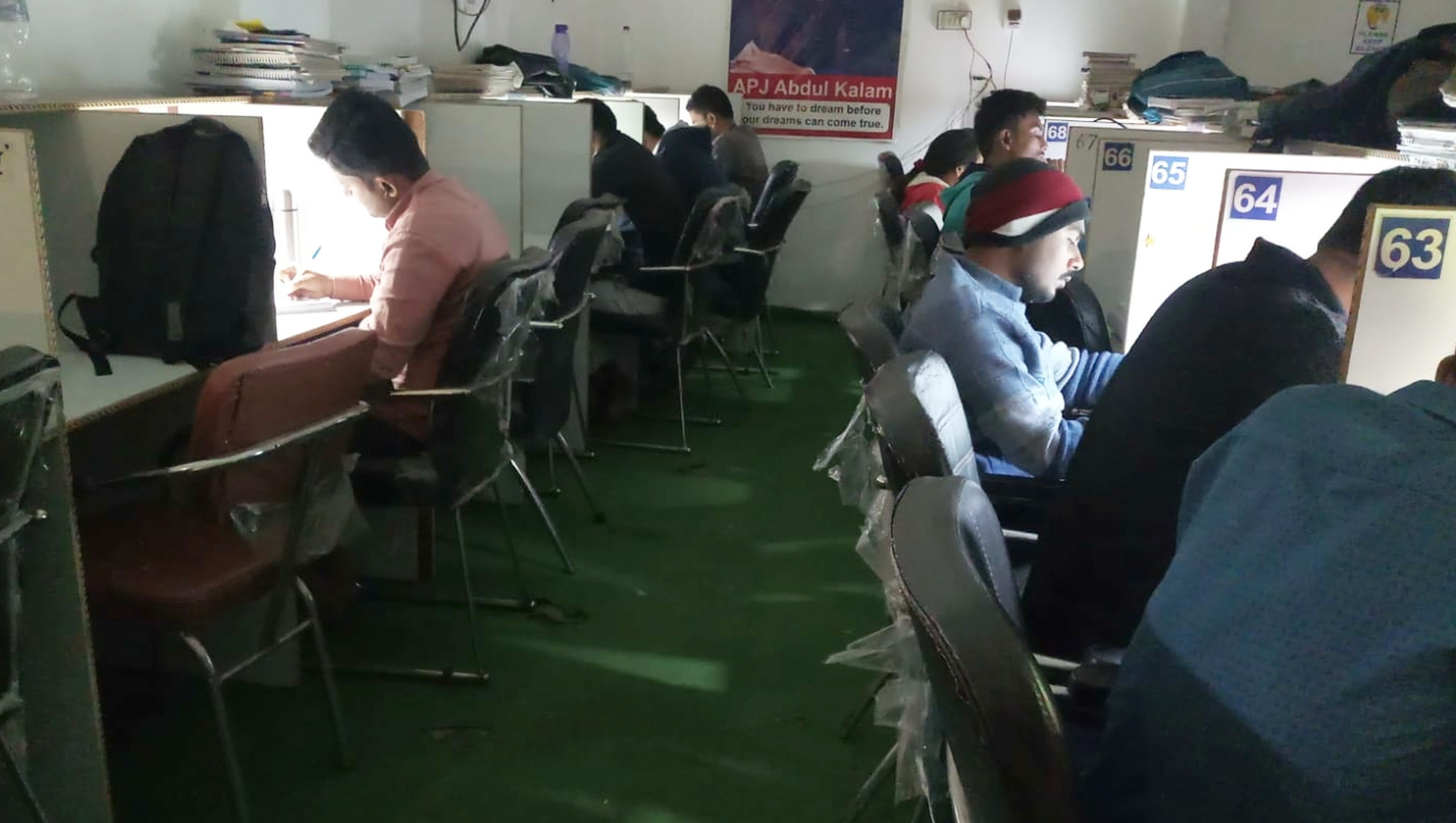 फोटो-01-स्काई डिजिटल लाइब्रेरी में पढ़ाई करते छात्र। संवाद फोटो-01-स्काई डिजिटल लाइब्रेरी में पढ़ाई करते छात्र। संवाद
