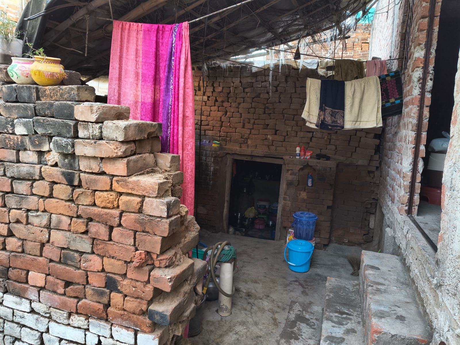 फोटो - 02 पत्नी मालती देवी के साथ डकैत मंगली केवट। संवाद