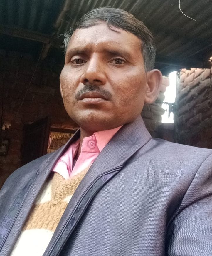 फोटो-10- मेडिकल कॉलेज में मौजूद मृतक सुनील के परिजन। संवाद फोटो-10- मेडिकल कॉलेज में मौजूद मृतक सुनील के परिजन। संवाद