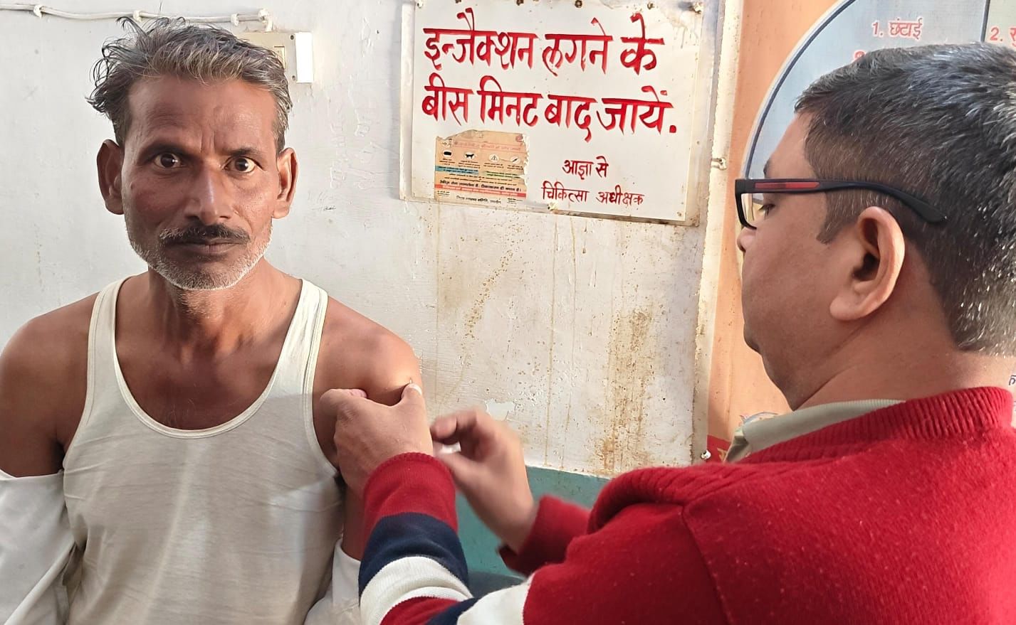 फोटो-15-कोंच सीएचसी में वैक्सीन के लिए लगी भीड़। संवाद