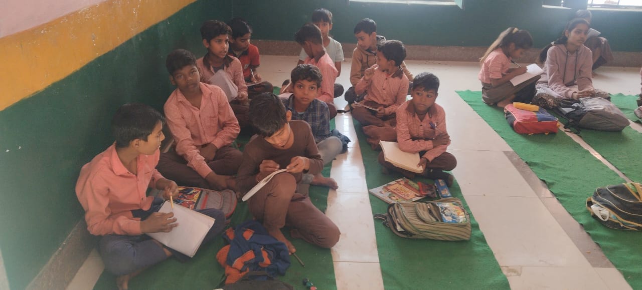 फोटो-23कंपोजिट उच्च प्राथमिक विद्यालय में बिना स्वेटर व मोजा पहने बैठे बच्चे। संवाद