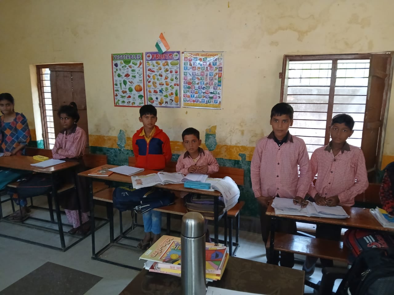 फोटो-23कंपोजिट उच्च प्राथमिक विद्यालय में बिना स्वेटर व मोजा पहने बैठे बच्चे। संवाद