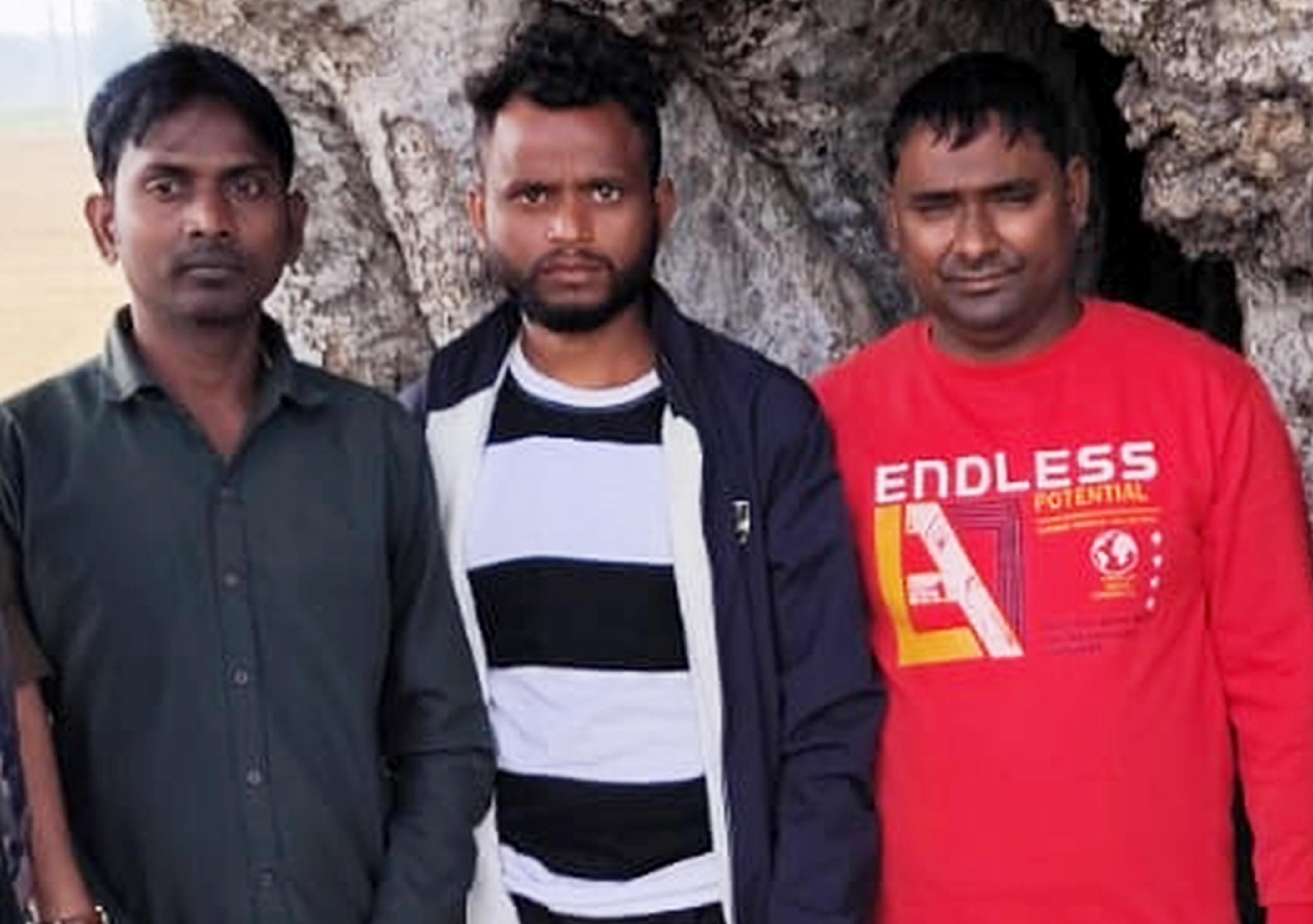 फोटो-25-पुलिस की गिरफ्त में साइबर अपराधी जितेंद्र सिंह, त्रिभुवन सिंह उर्फ रामसनेही व राहुल सिं