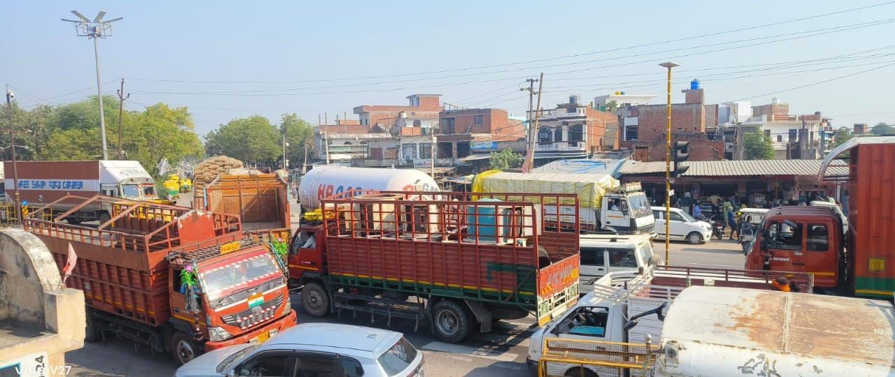 फोटो नंबर-26-रविवार रात को आवास विकास बाईपास तिराहा से दही चौकी तिराहा के बीच लगा जाम। संवाद फोटो नंबर-26-रविवार रात को आवास विकास बाईपास तिराहा से दही चौकी तिराहा के बीच लगा जाम। संवाद