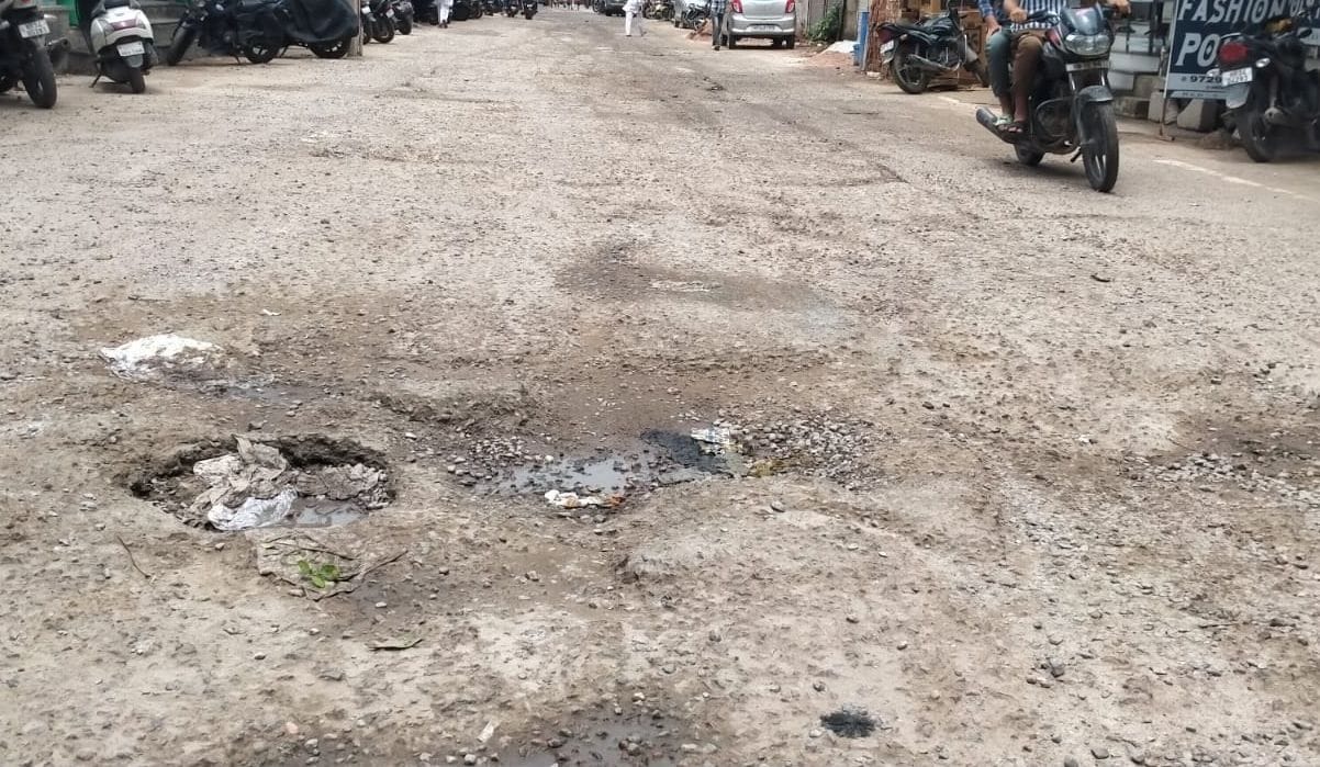 फोटो संख्या:-63 गेशाला रोड पर उखड़ी पड़ी रोड़ियां---संवाद