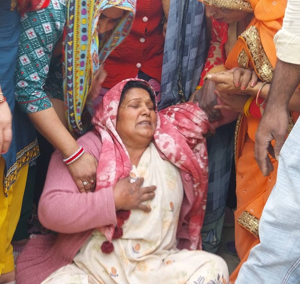 फोटो स्टारपरफॉमर्र के लिए:- दूल्हा बनाकर भेजा था लाल, कफन में लिपटकर आया:बिनौली गांव से सरूरपुर फोटो स्टारपरफॉमर्र के लिए:- दूल्हा बनाकर भेजा था लाल, कफन में लिपटकर आया:बिनौली गांव से सरूरपुर