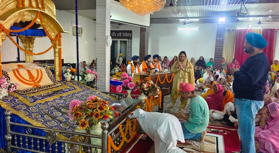 गुरुद्वारे में लंगर खाते श्रद्धालु। संवाद