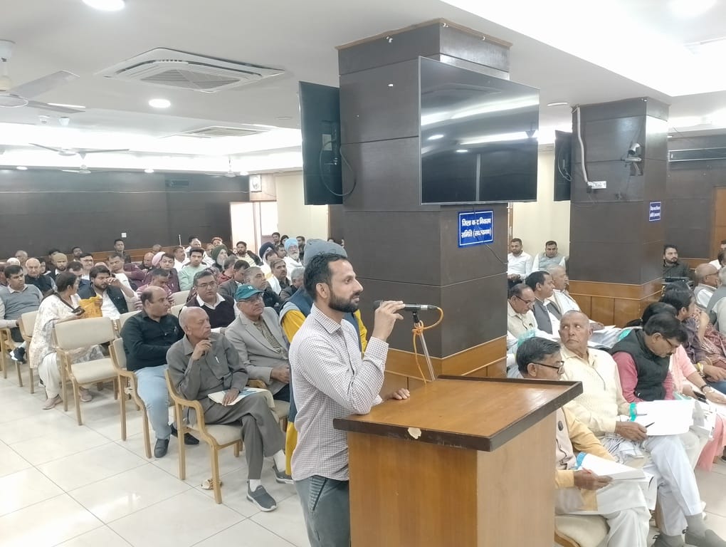 जिला कष्ट निवारण की बैठक में मंच पर मौजूद मंत्री और अधिकारीगण। संवाद