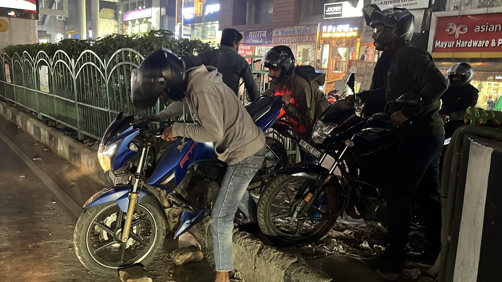 जाम में फंसी गाड़ियां और परेशान लोग। जाम में फंसी गाड़ियां और परेशान लोग।