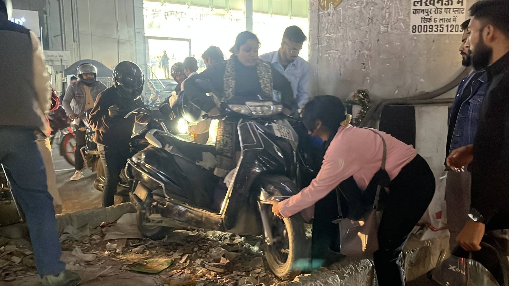 जाम में फंसी गाड़ियां और परेशान लोग। जाम में फंसी गाड़ियां और परेशान लोग।
