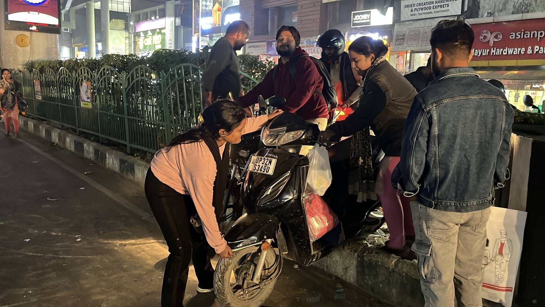 जाम में फंसी गाड़ियां और परेशान लोग। जाम में फंसी गाड़ियां और परेशान लोग।