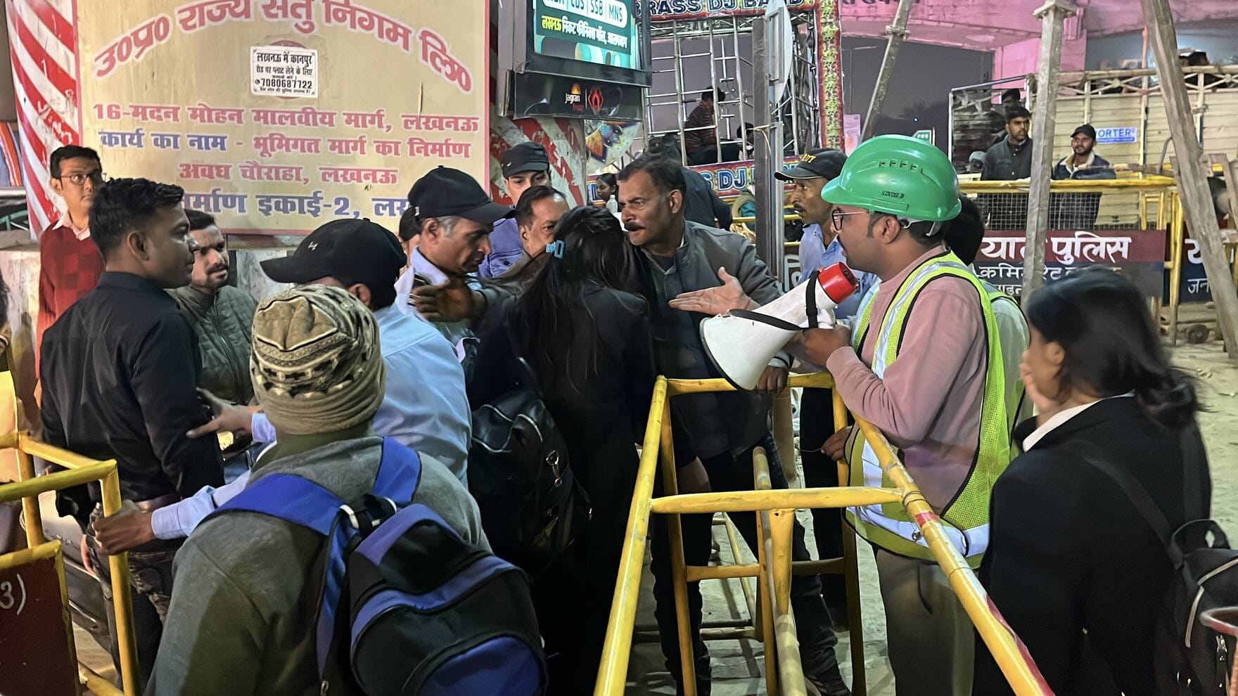 जाम में फंसी गाड़ियां और परेशान लोग। जाम में फंसी गाड़ियां और परेशान लोग।
