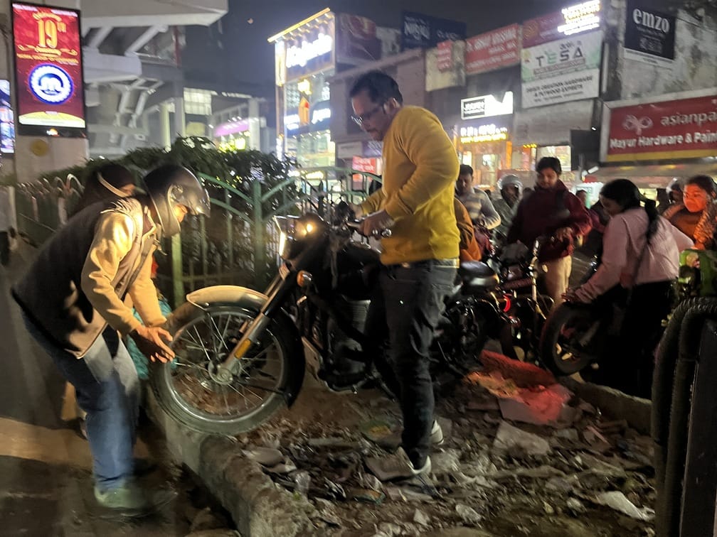 जाम में फंसी गाड़ियां और परेशान लोग। जाम में फंसी गाड़ियां और परेशान लोग।