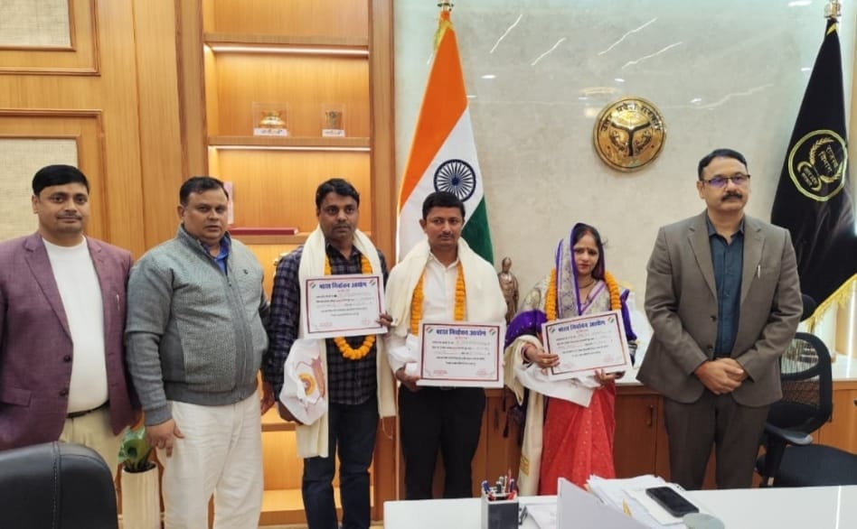 कलक्ट्रेट पर बेहतर कार्य करने वाले बीएलओ को सम्मानित करते डीएम-स्रोत सूचना कलक्ट्रेट पर बेहतर कार्य करने वाले बीएलओ को सम्मानित करते डीएम-स्रोत सूचना