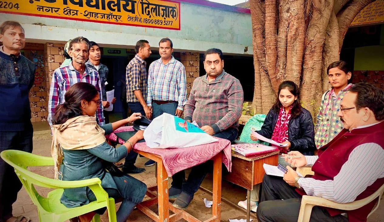 कलक्ट्रेट स्थित डिस्ट्रिक कांटेक्ट सेंटर का निरीक्षण करते डीएम धर्मेंद्र प्रताप सिंह। स्रोत: 