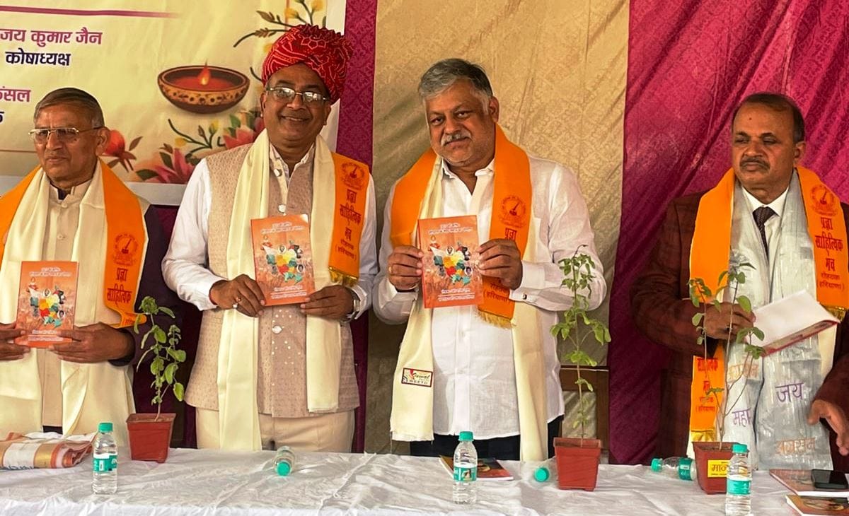 कुरुक्षेत्र। पुस्तक लोकार्पण कार्यक्रम के दौरान मौजूद डाॅ. जय भगवान सिंगला व अन्य साहित्यकार। व कुरुक्षेत्र। पुस्तक लोकार्पण कार्यक्रम के दौरान मौजूद डाॅ. जय भगवान सिंगला व अन्य साहित्यकार। व