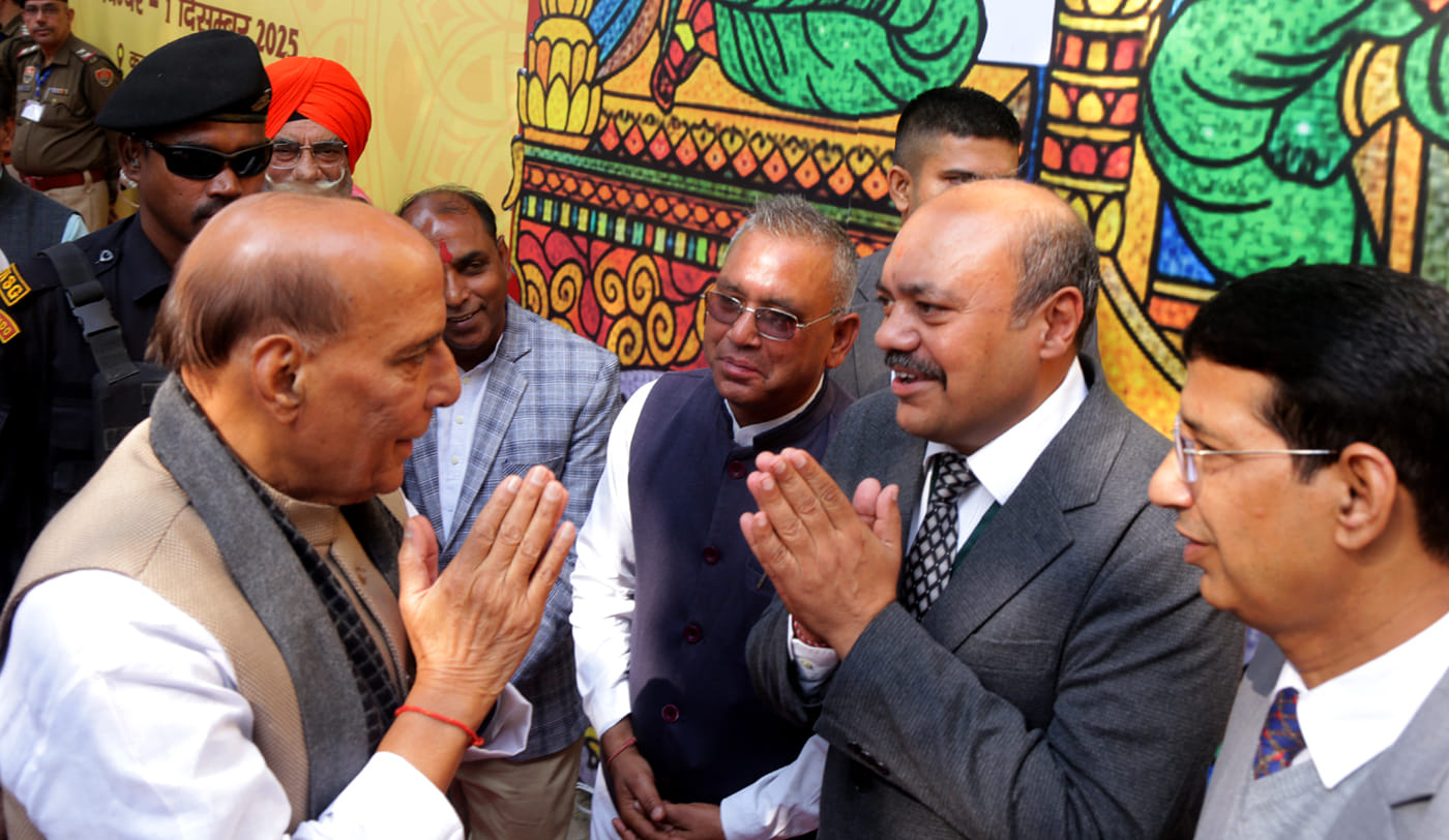 कुरुक्षेत्र। पवित्र ब्रह्मसरोवर तट पर पुरुषोत्तमपुरा बाग में गीता पूजन करते रक्षा मंत्री राजनाथ