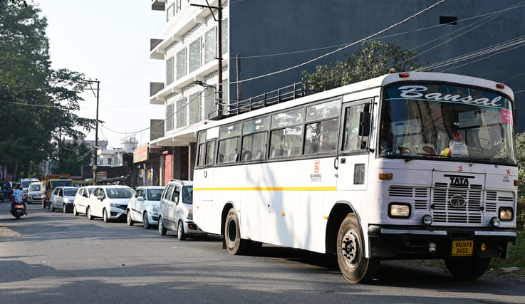 कोतवाली के निकट नैनीताल रोड पर लगे जाम में फंसे वाहन। संवाद कोतवाली के निकट नैनीताल रोड पर लगे जाम में फंसे वाहन। संवाद