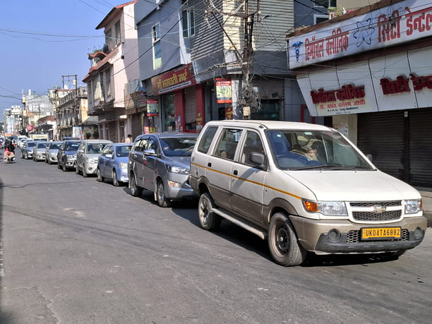 कोतवाली के निकट नैनीताल रोड पर लगे जाम में फंसे वाहन। संवाद कोतवाली के निकट नैनीताल रोड पर लगे जाम में फंसे वाहन। संवाद