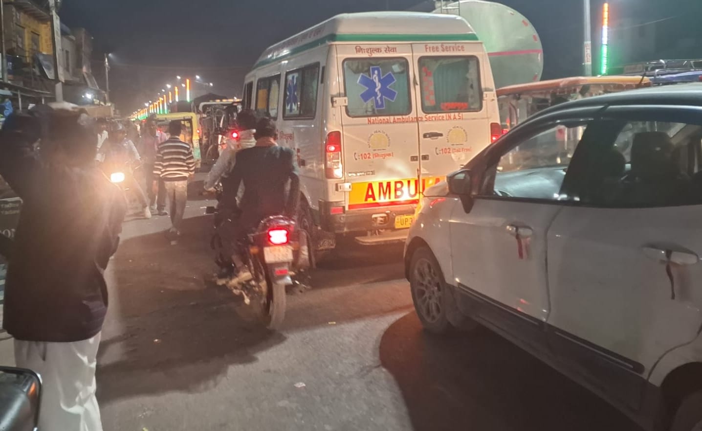 मिरहची में जाम में फंसी एंबलेंस। संवाद