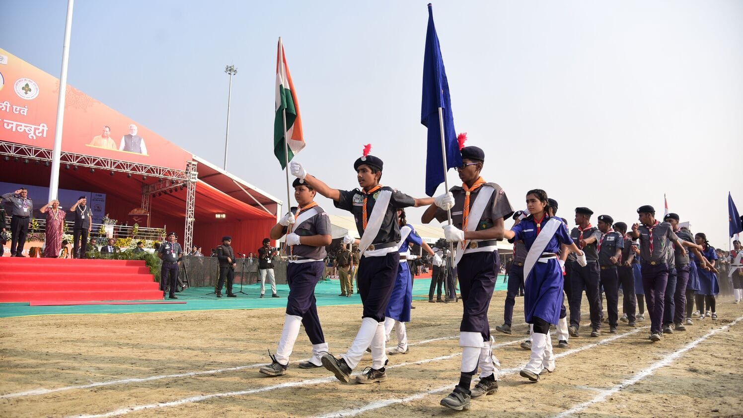 राज्यपाल ने स्काउट गाइड का ध्वजारोहण कर जंबूरी का औपचारिक उद्घाटन किया। राज्यपाल ने स्काउट गाइड का ध्वजारोहण कर जंबूरी का औपचारिक उद्घाटन किया।