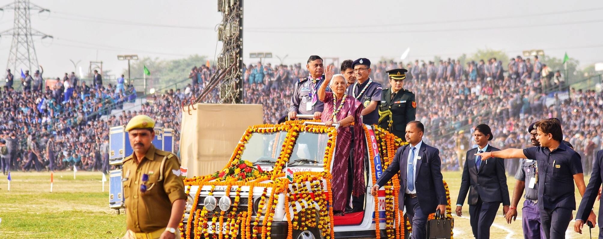 राज्यपाल ने स्काउट गाइड का ध्वजारोहण कर जंबूरी का औपचारिक उद्घाटन किया। राज्यपाल ने स्काउट गाइड का ध्वजारोहण कर जंबूरी का औपचारिक उद्घाटन किया।