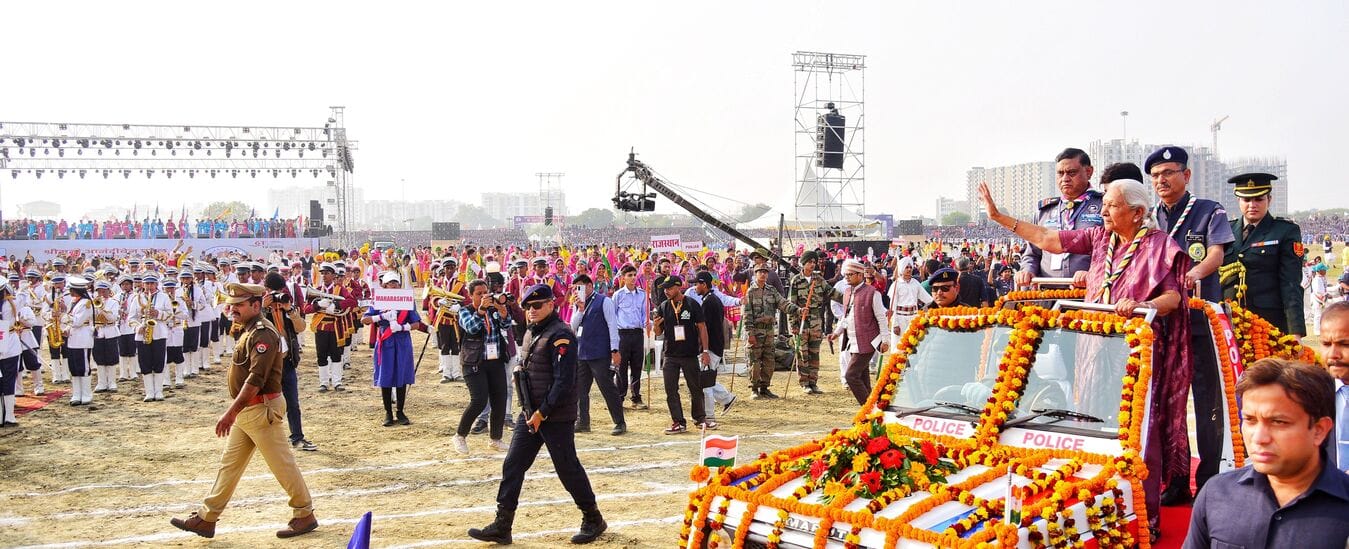 राज्यपाल ने स्काउट गाइड का ध्वजारोहण कर जंबूरी का औपचारिक उद्घाटन किया। राज्यपाल ने स्काउट गाइड का ध्वजारोहण कर जंबूरी का औपचारिक उद्घाटन किया।