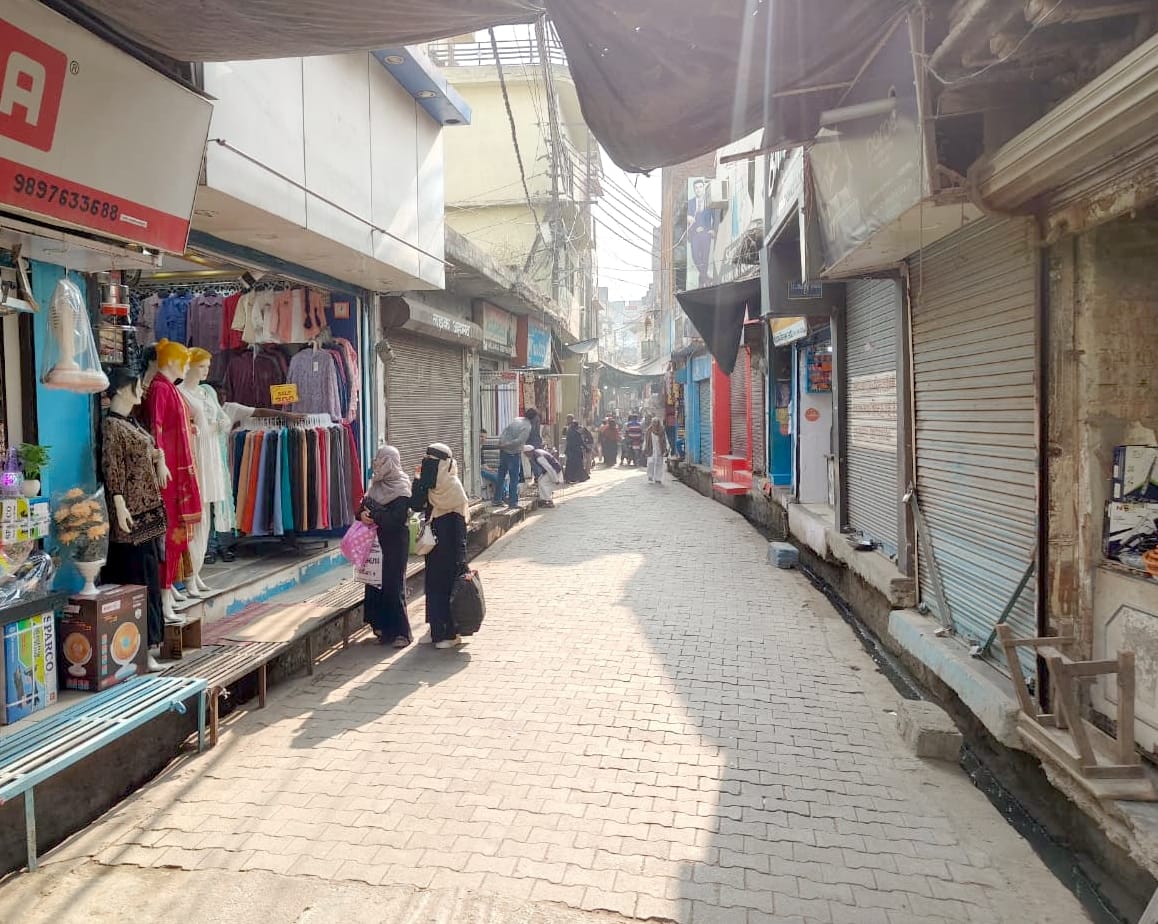 संभल में कोतवाली के सामने पैदल मार्च करते आरआरएफ और पीएसी के जवान। संवाद संभल में कोतवाली के सामने पैदल मार्च करते आरआरएफ और पीएसी के जवान। संवाद