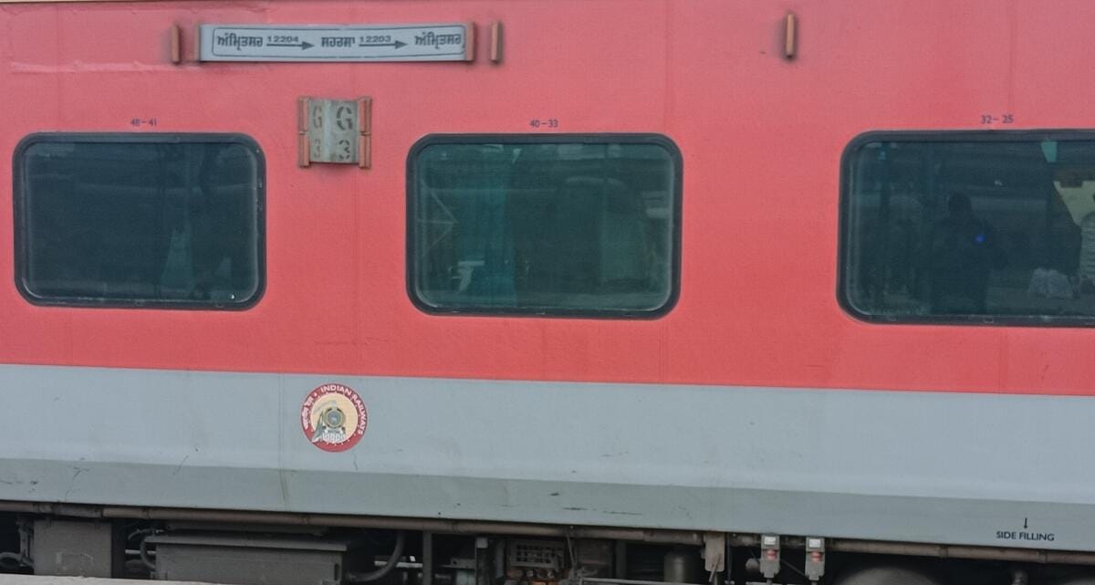 सहरसा से अमृतसर के बीच संचालित गरीबरथ एक्सप्रेस। फाइल फोटो सहरसा से अमृतसर के बीच संचालित गरीबरथ एक्सप्रेस। फाइल फोटो