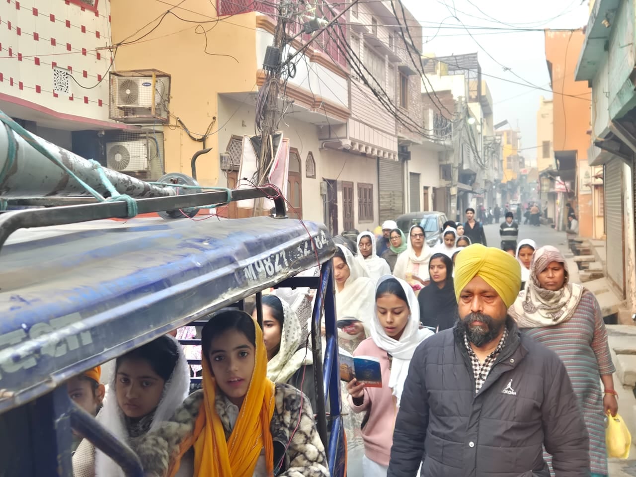 सिकंदराबाद नगर में प्रभात फेरी निकालते सिख समुदाय के लोग। संवाद सिकंदराबाद नगर में प्रभात फेरी निकालते सिख समुदाय के लोग। संवाद