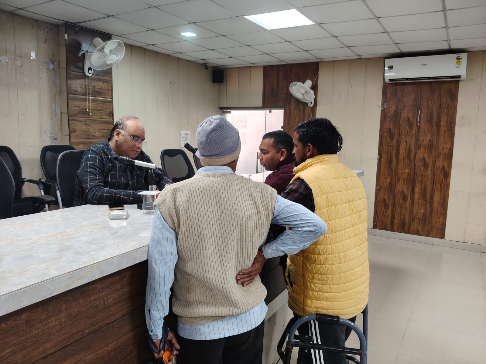 समाधान शिविर में अधिकारी को अपनी शिकायत के बारे में बताते लोग। डीआईपीआरओ समाधान शिविर में अधिकारी को अपनी शिकायत के बारे में बताते लोग। डीआईपीआरओ