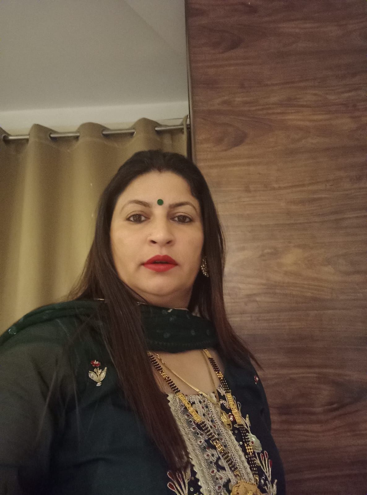 स्टोन व कपड़े से तैयार किए गए झूमके। संवाद