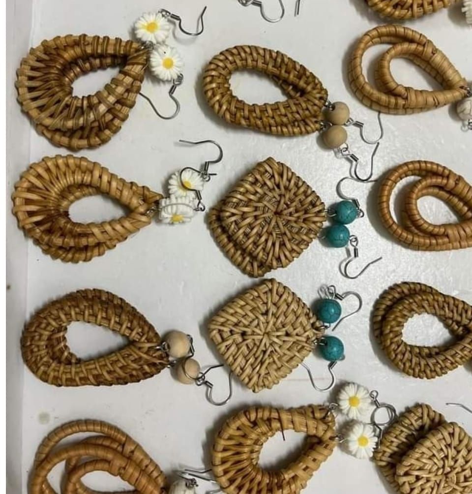 स्टोन व कपड़े से तैयार किए गए झूमके। संवाद