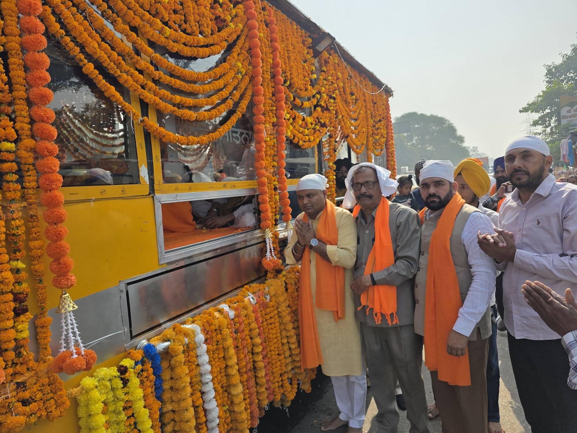 शाहाबाद। गांव नलवी में सजी पालकी में समक्ष नतमस्तक होती संगत। संवाद शाहाबाद। गांव नलवी में सजी पालकी में समक्ष नतमस्तक होती संगत। संवाद