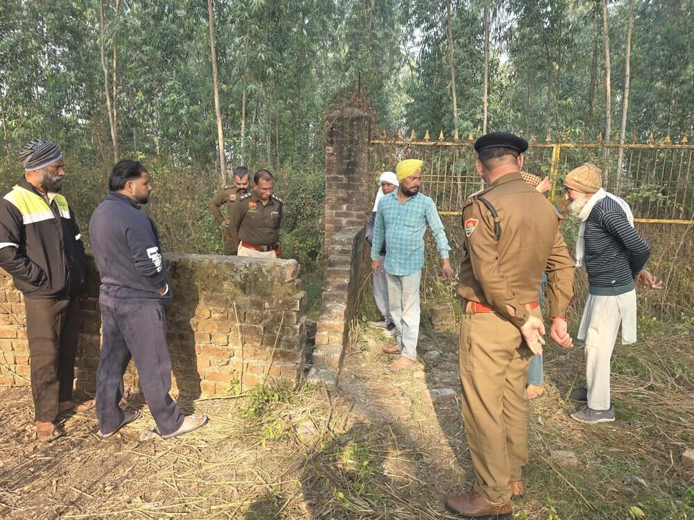 शाहाबाद। मौके पर पहुंची फॉरेंसिक टीम व पुलिसकर्मी। संवाद
