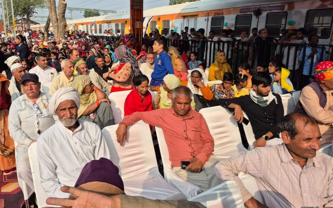 ट्रेन में सफर करते रेल मंत्री अश्विनी वैष्णव,केंद्रीय मंत्री चौधरी जयंत सिंह, पूर्व सांसद डॉ.स ट्रेन में सफर करते रेल मंत्री अश्विनी वैष्णव,केंद्रीय मंत्री चौधरी जयंत सिंह, पूर्व सांसद डॉ.स