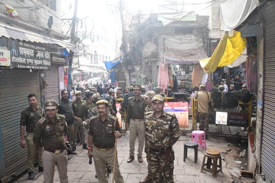 दालमंडी में चल रही अतिक्रमण की कार्यवाई में तैनात पुलिस। अमर उजाला